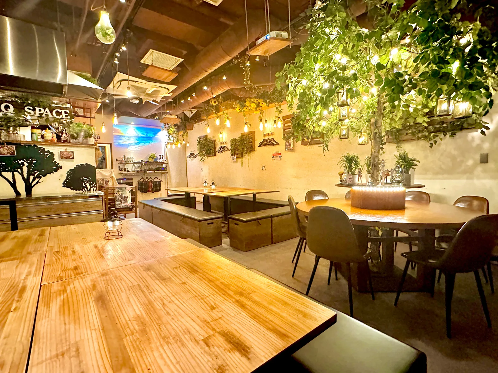 渋谷ガーデンスペース道玄坂店 グリーン装飾とウッディなフロア